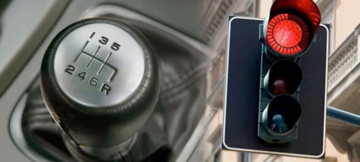 Các bước thực hiện cách dừng đèn đỏ xe số sàn an toàn theo từng mốc thời gian