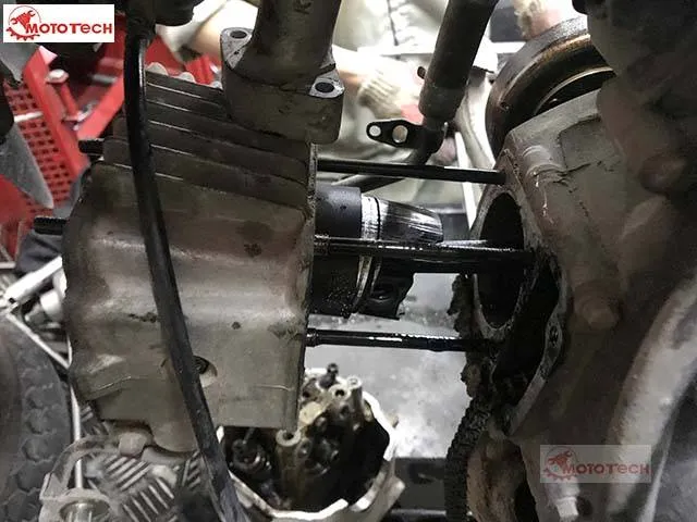 Bộ hơi xe máy đang được tháo rời để kiểm tra và sửa chữa