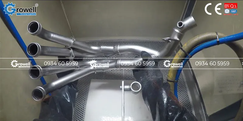 Phun cát làm sạch ống pô xe máy