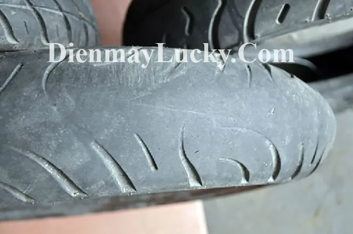Cảnh báo về tình trạng lốp xe máy bị mòn và nguy cơ tai nạn