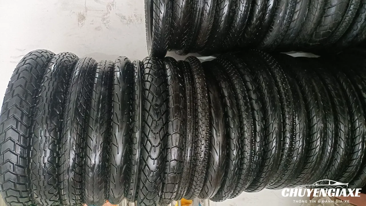 Lốp xe máy đóng vai trò quan trọng trong việc giữ thăng bằng. Lựa chọn lốp xe phù hợp với dòng xe Wave Alpha, Wave RSX giúp giảm thiểu rung lắc và đảm bảo an toàn.