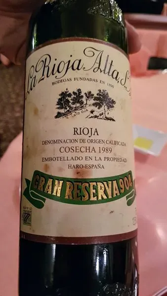 Maître Javier Oliveira đang chế biến món thăn bò Charolais au poivre ngay tại bàn cho thực khách