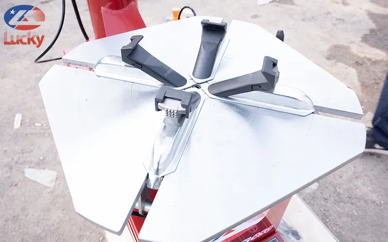 Máy ra vào lốp bảo vệ lazang rất tốt