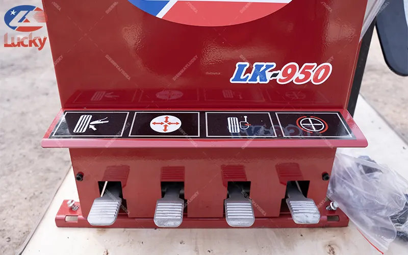 Hệ thống bàn đạp điều khiển bộ phận tách lốp, mâm quay