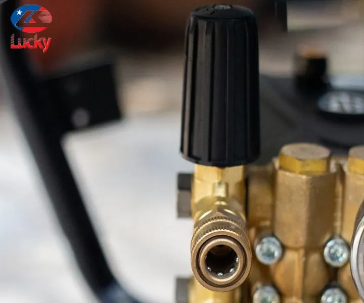 Thợ sửa chữa đang kiểm tra cụm chỉnh áp lực trên máy rửa xe cao áp