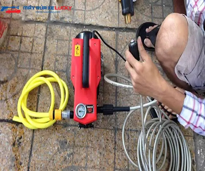 Chuyên gia đang kiểm tra và chạy thử hiệu suất máy rửa xe Honda cũ trước khi mua