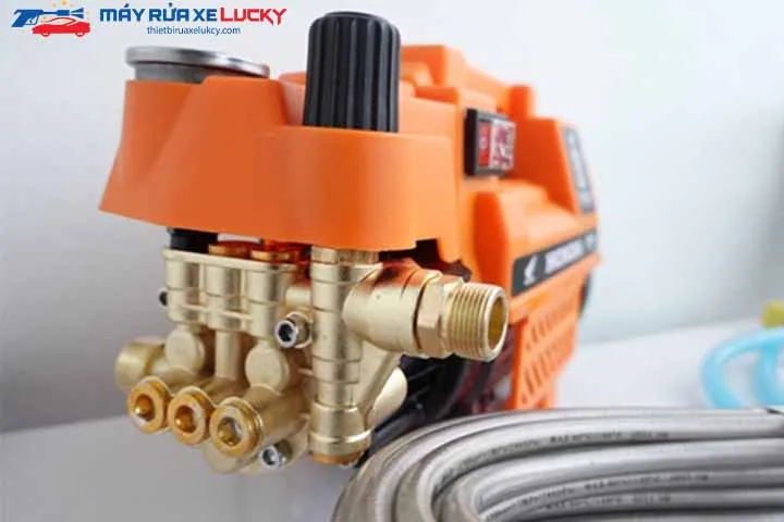 Phần động cơ và bơm của máy rửa xe Honda cũ thể hiện độ bền vật liệu