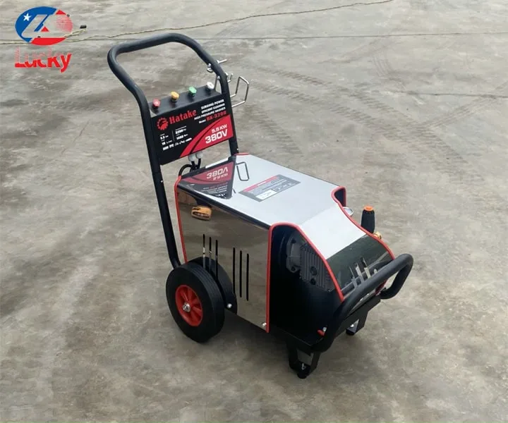 Máy rửa xe ô tô công suất lớn đang được sử dụng để rửa xe