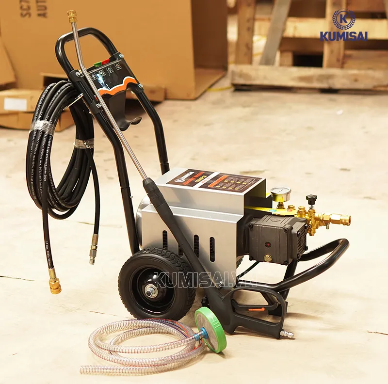 Máy xịt nước rửa xe thiết kế hiện đại, tiết kiệm tối đa