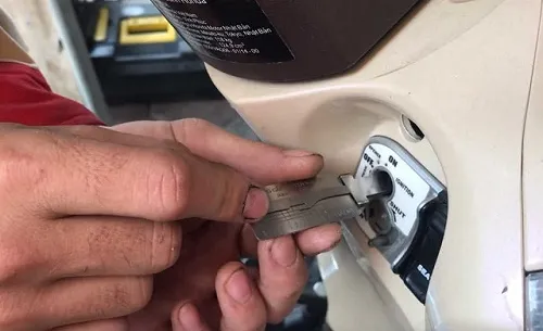 Hình minh họa việc mở khóa cổ xe máy khi bị mất chìa khóa