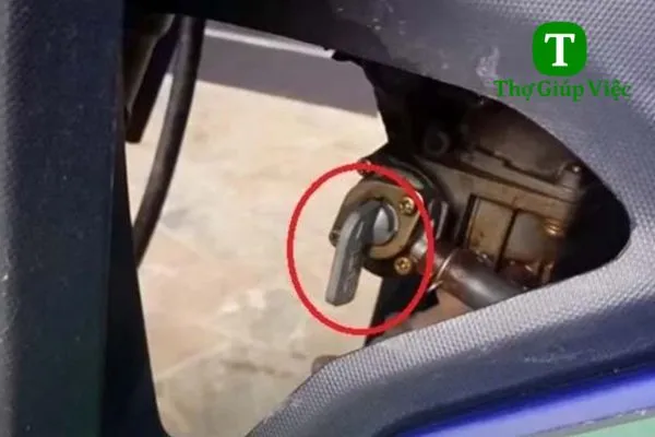 Thao tác mở khóa xăng xe Wave về vị trí ON