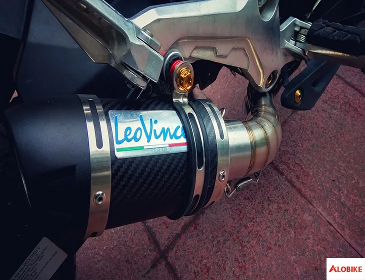 Kỹ thuật viên đang thực hiện móc pô xe máy để thay đổi âm thanh