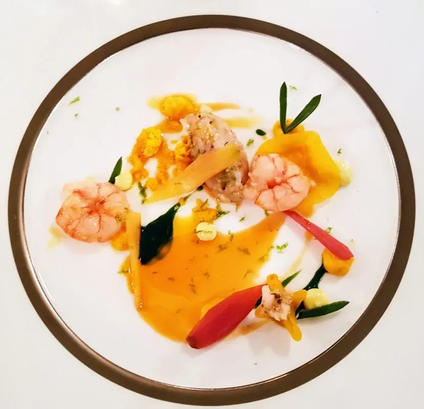 Món súp nhím biển yêu thích của Salvador Dalí, được phục vụ trong vỏ nhím trên đĩa nguyên bản thập niên 1970