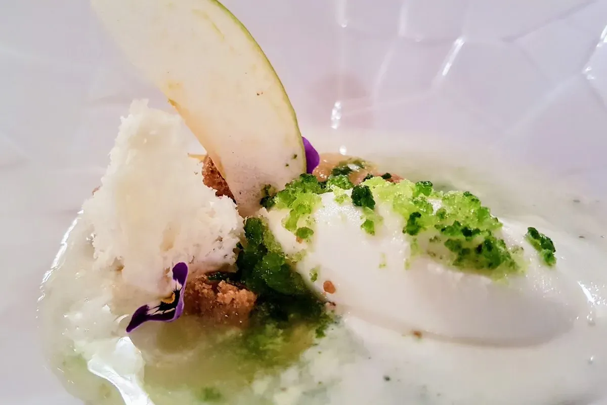 Món tráng miệng Sữa chua và táo với nhiều kết cấu khác nhau, mang lại cảm giác tươi mát