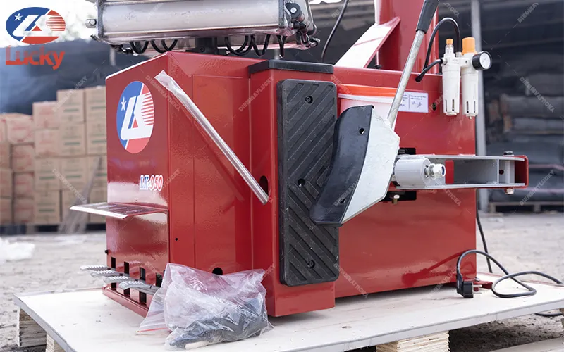 Bộ phận tách lốp bên phải máy ra vỏ xe máy, ô tô