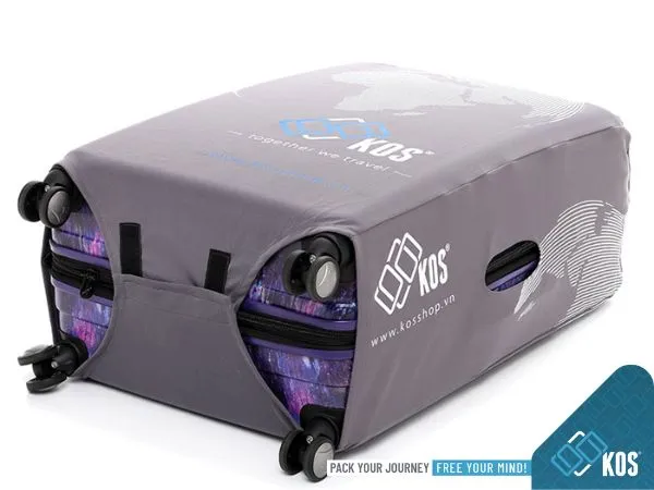 Bọc vali kéo bằng vỏ bọc chuyên dụng hoặc nilon trước khi chằng lên xe máy