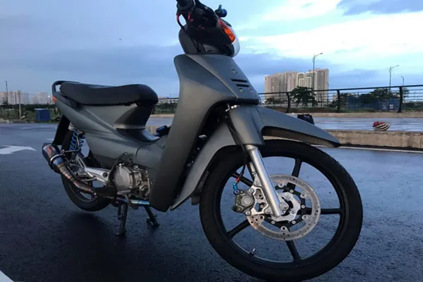 Nên độ “dàn chân” Wave như thế nào cho “hợp bài” với heo dầu Brembo logo lớn