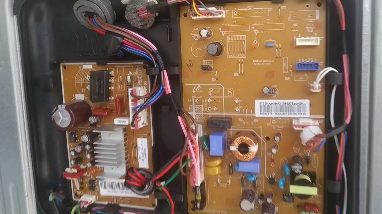 Kiểm tra bo mạch điều khiển Inverter để sửa lỗi nháy đèn tủ lạnh Samsung