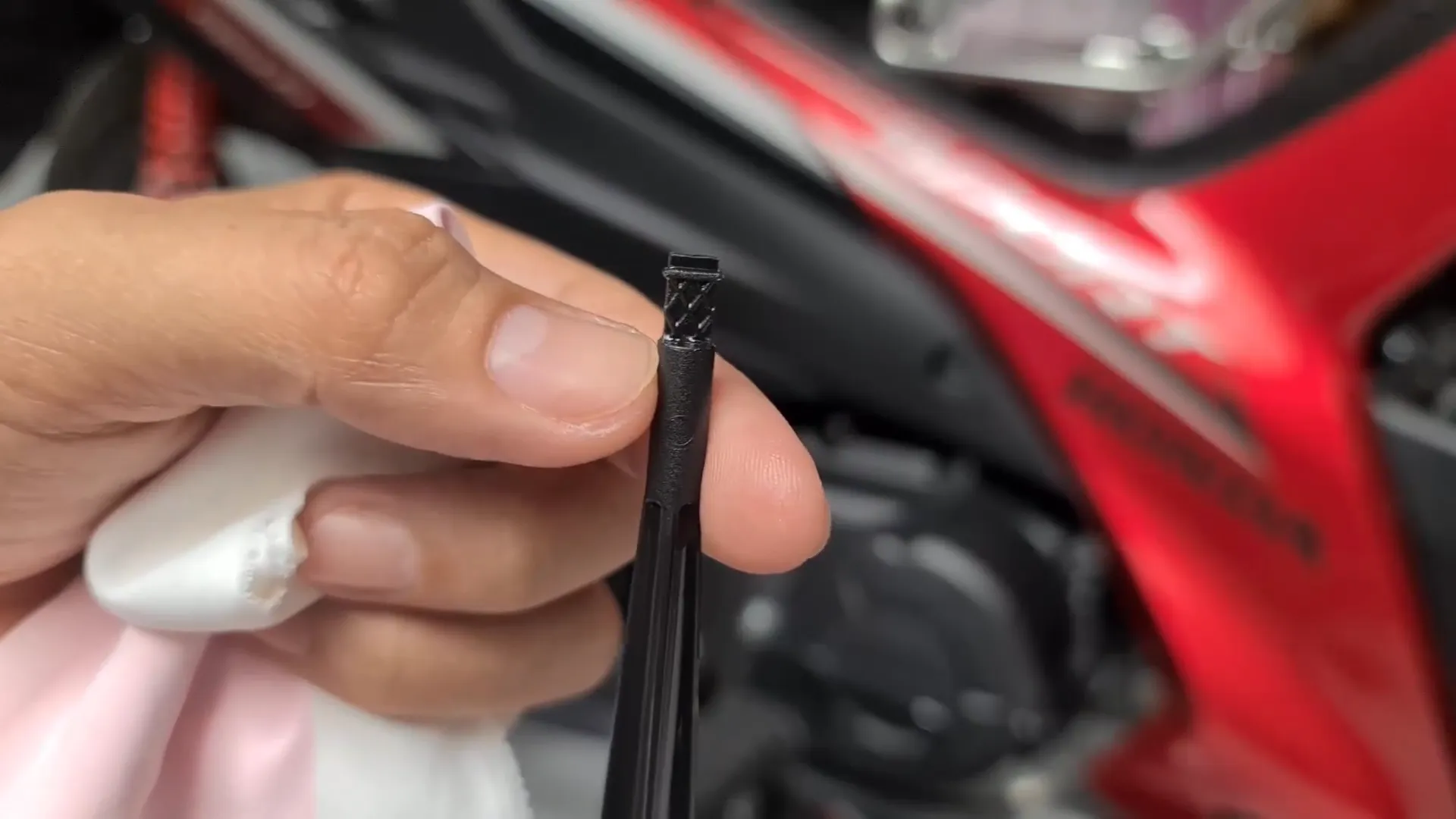 Hướng dẫn chi tiết cách thăm nhớt xe Wave đúng kỹ thuật để kiểm tra chất lượng dầu