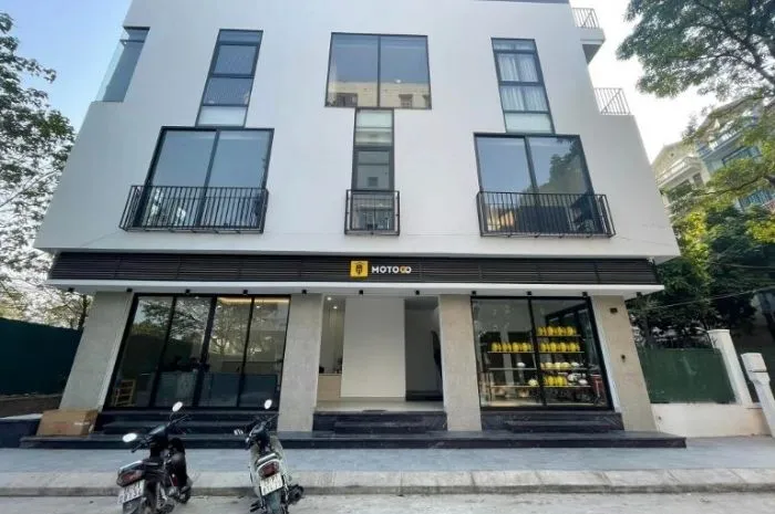 Một góc phố Hà Nội với nhiều xe máy đang lưu thông, minh họa cho việc di chuyển bằng xe máy tại thủ đô