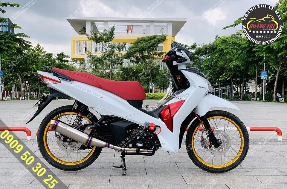 Góc view bên phải của xe sau khi độ kiểng tại Hoàng Trí Shop