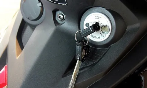 Ổ khóa xe máy bị kẹt không thể vặn chìa để mở cổ xe