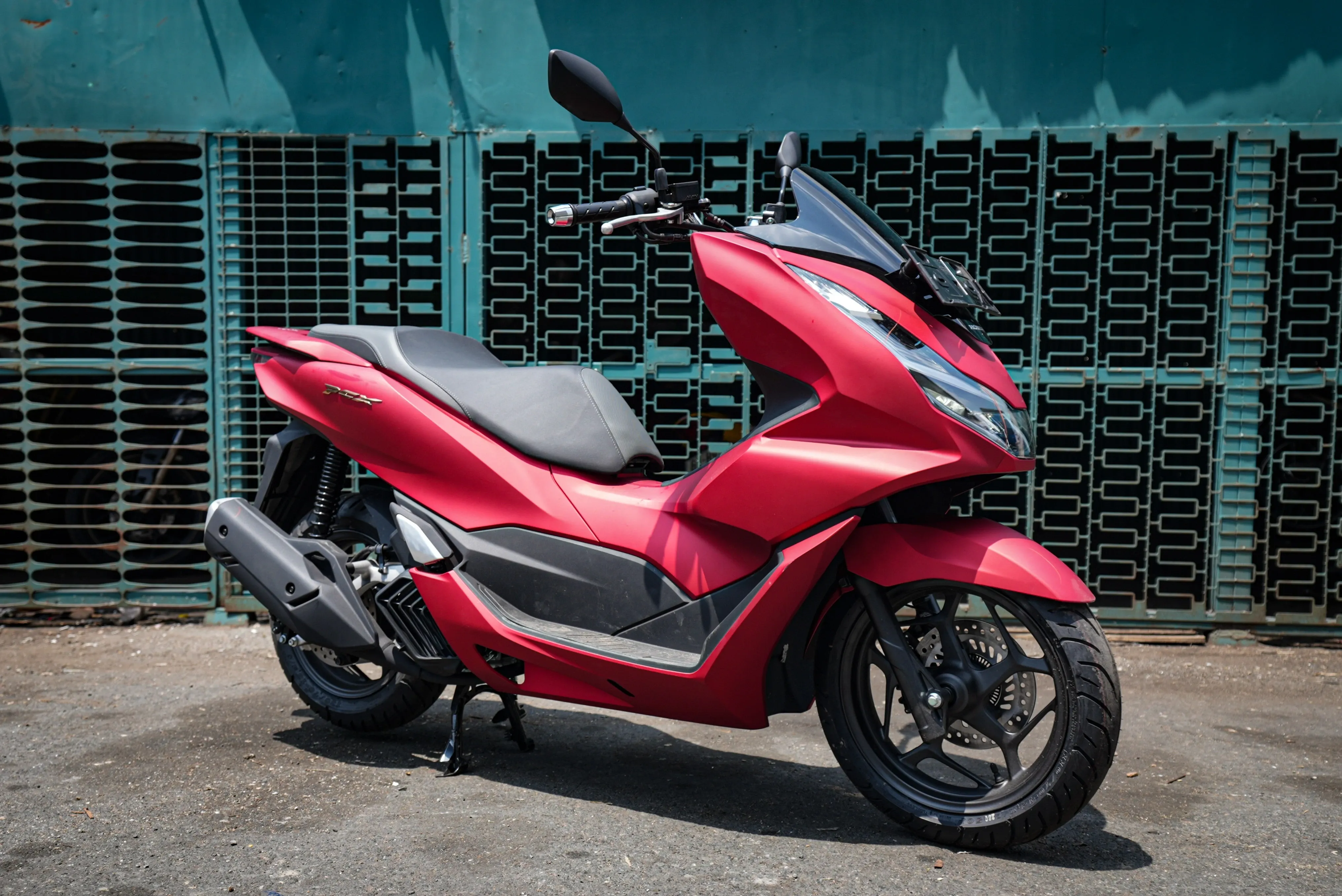 Honda PCX 160 màu trắng với thiết kế dài, tập trung vào sự thoải mái