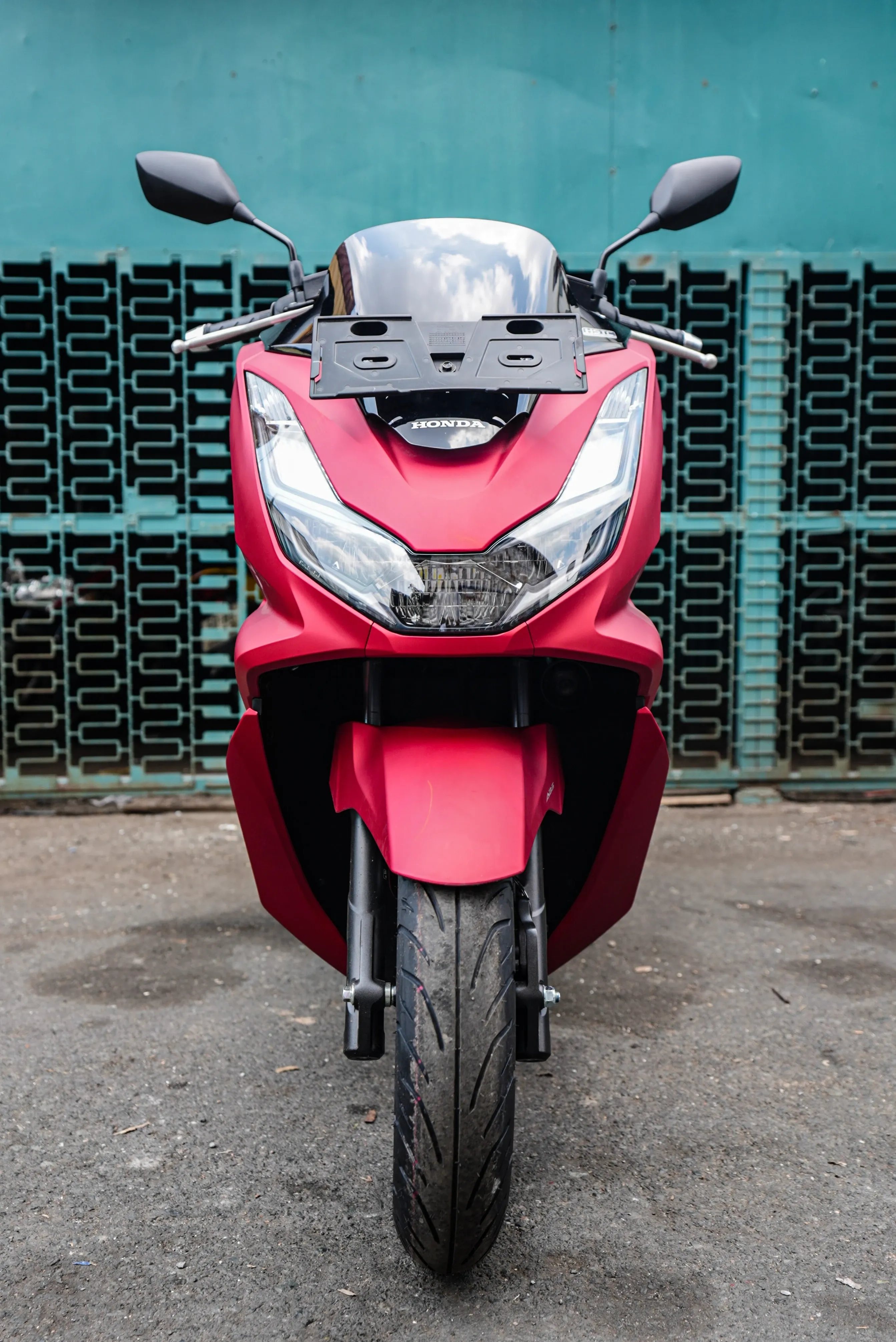 Cốp xe Honda PCX 160 với dung tích lớn 30 lít, có thể chứa 2 mũ bảo hiểm