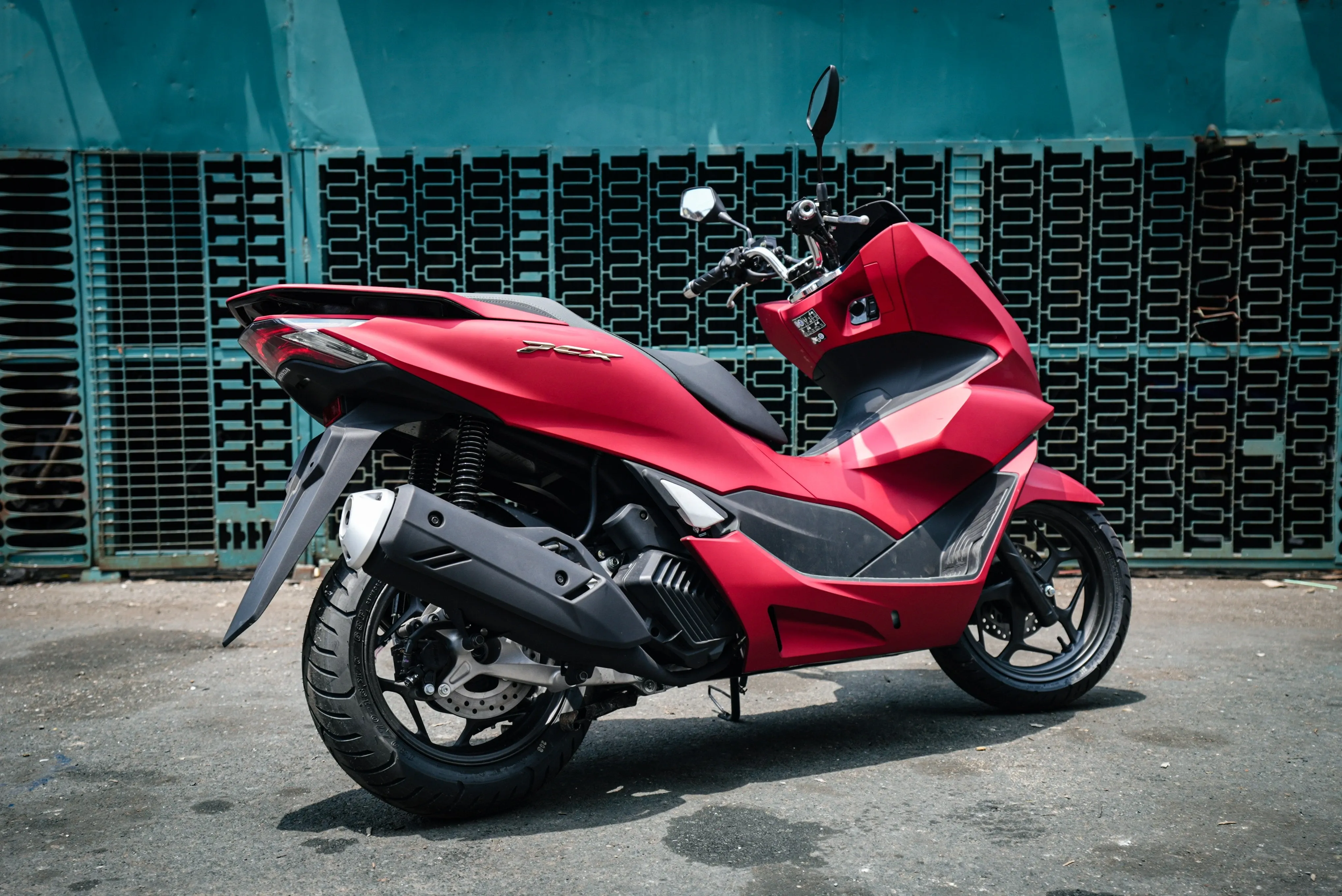 Thiết kế đuôi xe Honda PCX 160 với đèn hậu LED hình chữ X đặc trưng