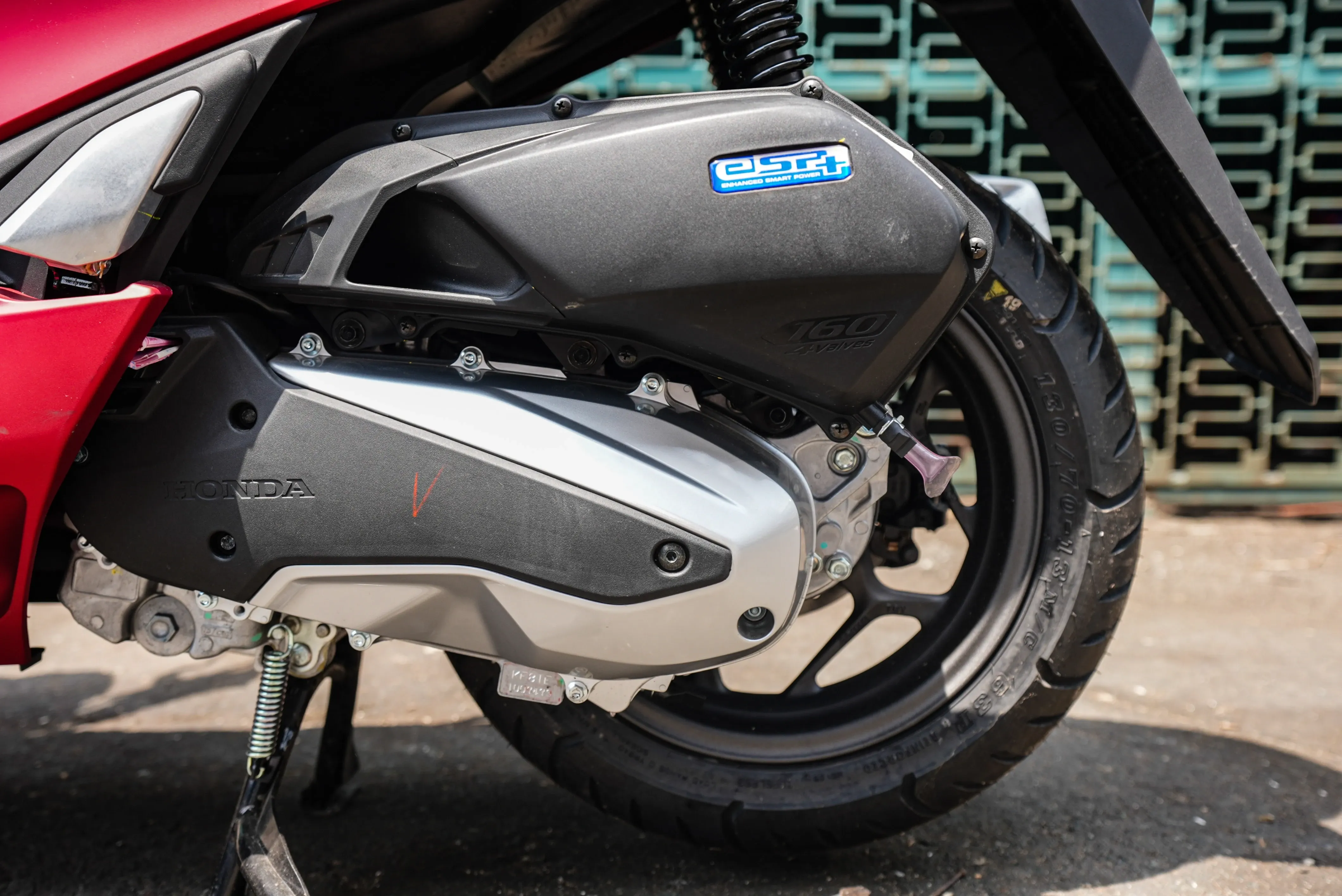 Honda PCX 160 là mẫu xe đầu tiên của Honda chuyển sang dùng động cơ eSP+ 156 cc