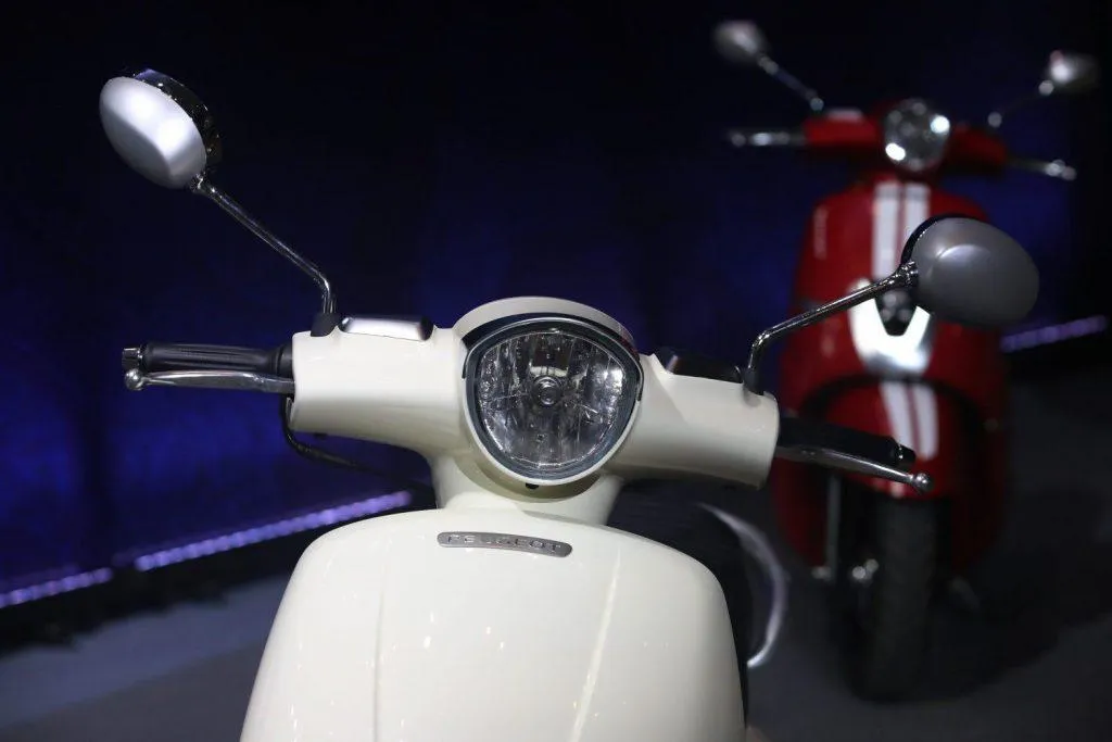 Thiết kế cổ điển hiện đại của xe Peugeot Django 125 màu xanh ngọc