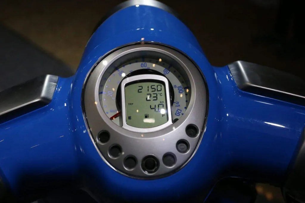 Mặt đồng hồ LCD và cơ học hiển thị các thông số trên xe máy Peugeot