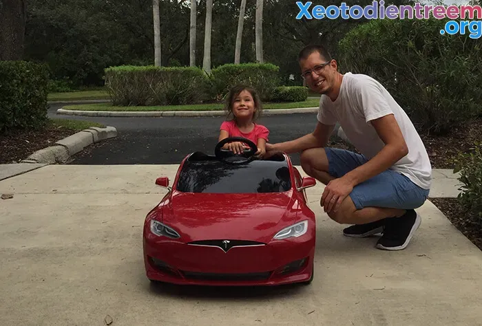 Phụ huynh cân nhắc lựa chọn mô hình ô tô điện cho bé