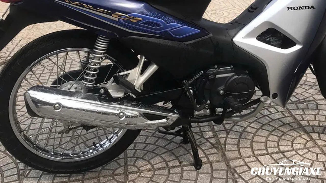 Phuộc sau xe máy Wave Alpha là bộ phận quan trọng hấp thụ lực tác động từ mặt đường