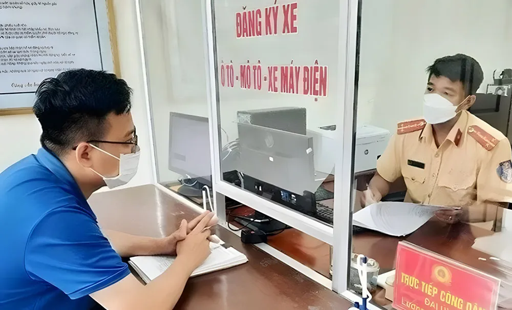 Cán bộ tiếp nhận và kiểm tra hồ sơ làm lại giấy tờ xe máy