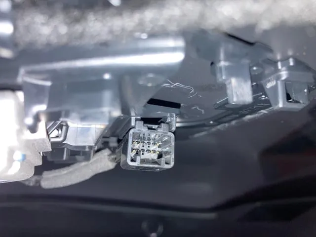 Hình ảnh minh họa cấu tạo chân gương xe máy điện và ốc giữ