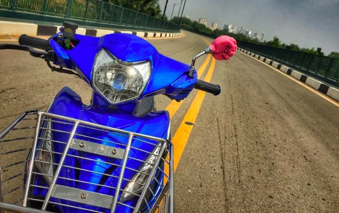 Rổ xe inox 3S và đầu xe của chiếc Wave rsx độ kiểng theo phong cách Wave X (Kim Cương)