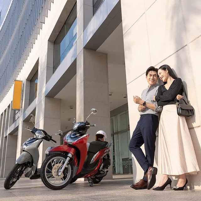 Dòng xe Honda SH Mode 2024 màu trắng đang được trưng bày tại đại lý với giá xe máy ngày hôm nay