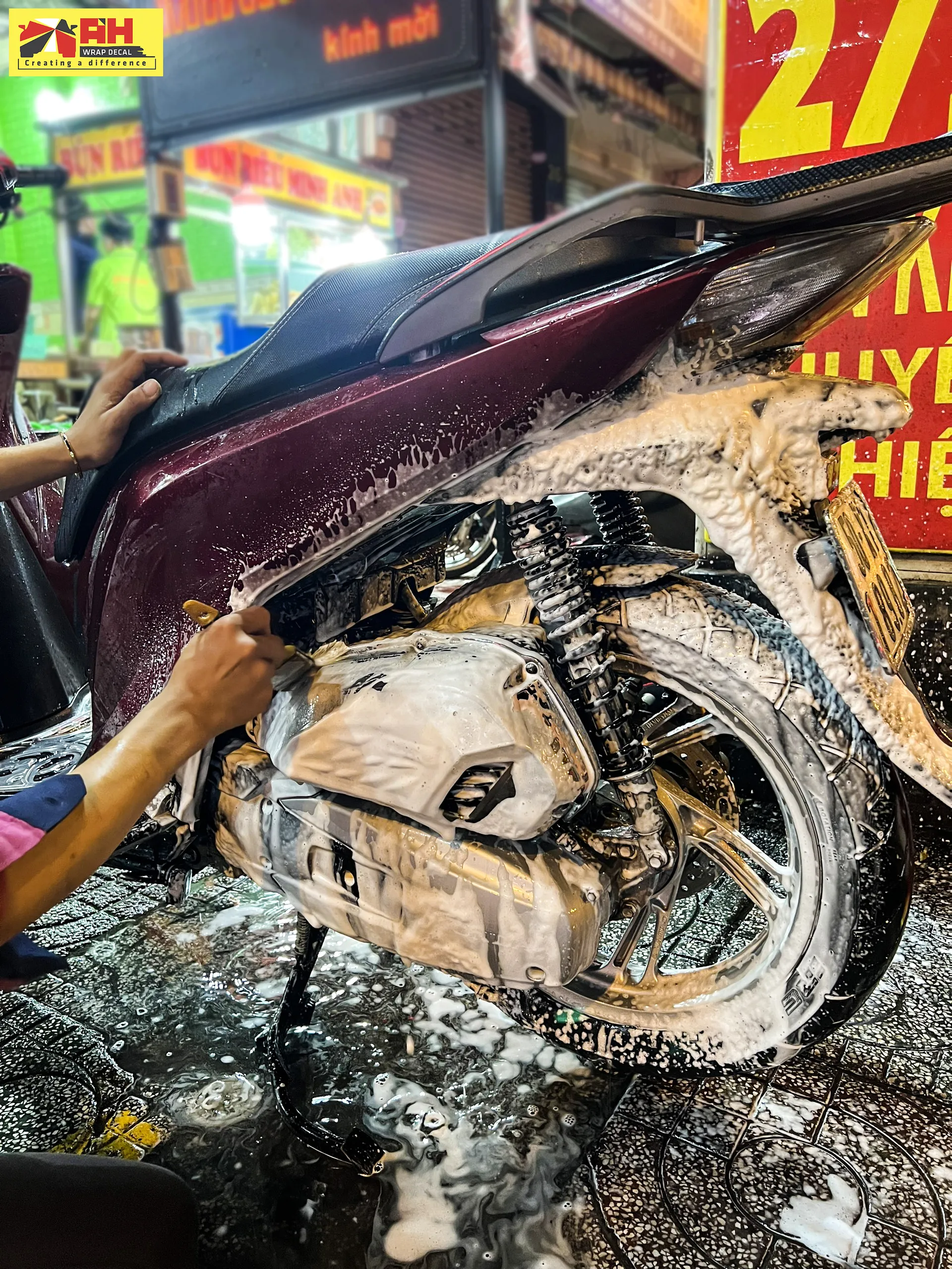 Một chiếc xe SH màu xám AMG đang được vệ sinh chuẩn bị cho quy trình dán