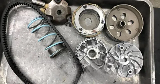 Vệ sinh sạch sẽ bộ nồi ly hợp trước khi thay dây curoa SH 150