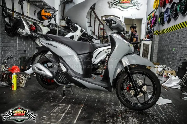 Chi tiết xe máy đang được sơn lại toàn bộ dàn áo với màu xi măng độc đáo