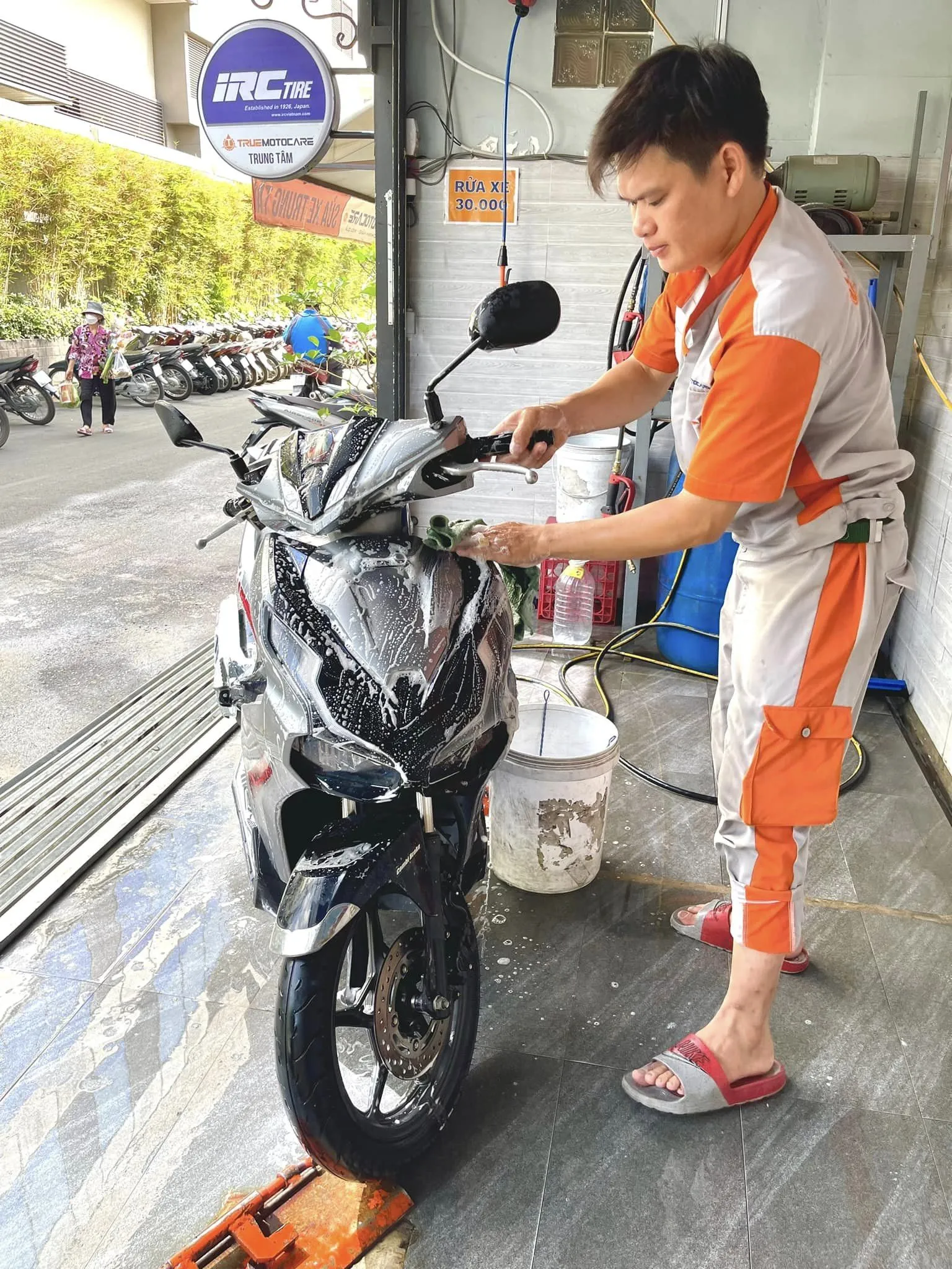 Sử dụng xà phòng chuyên dụng là một bước quan trọng trong cách rửa xe máy siêu sạch