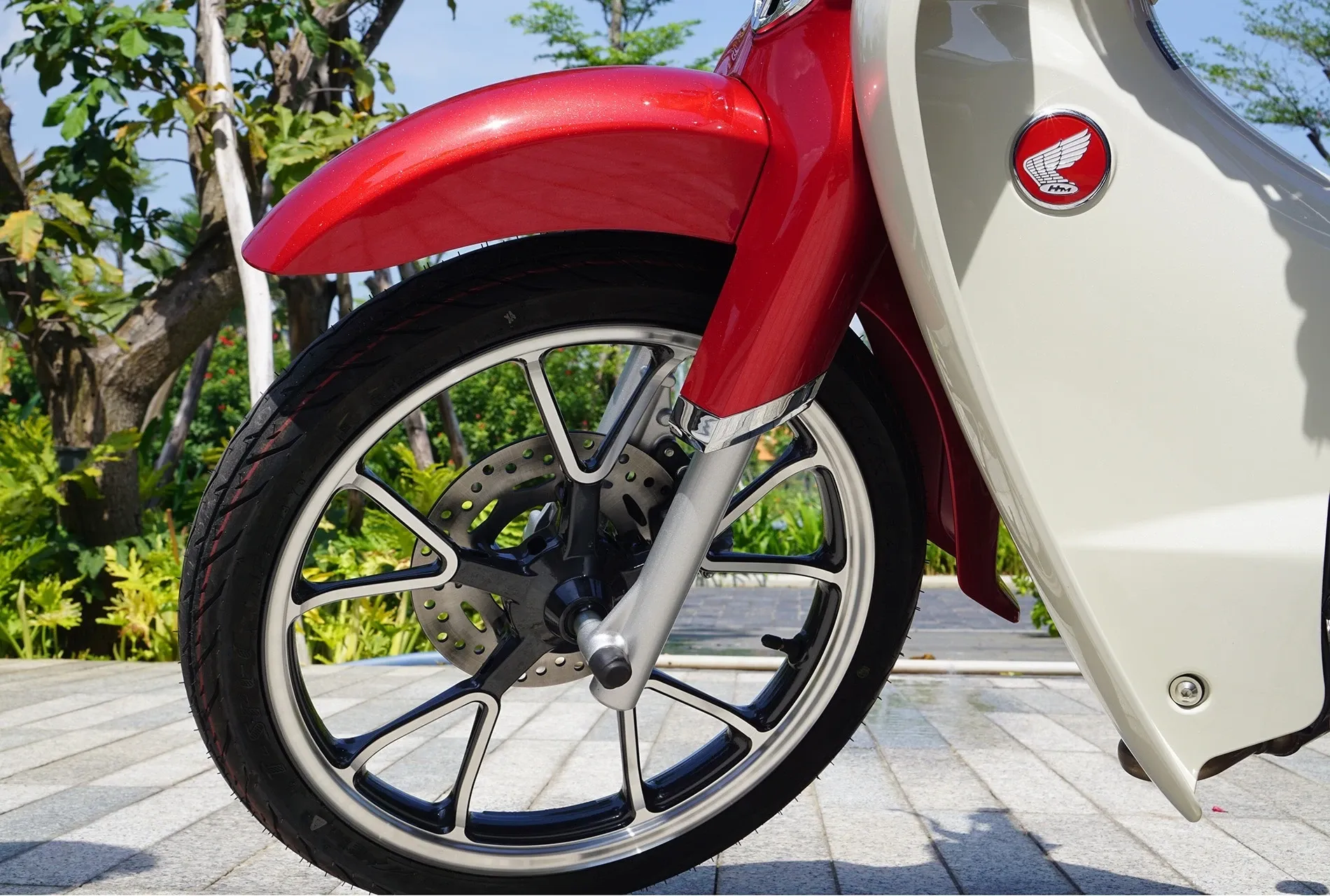 Góc chụp cận cảnh đèn pha và mặt đồng hồ Honda Super Cub C125