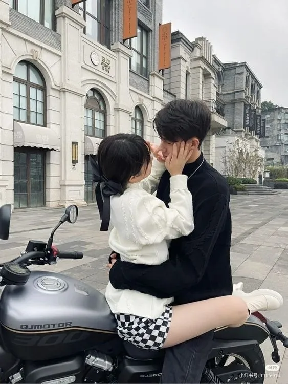 Cặp đôi tạo dáng lãng mạn, bạn nam quay người lại và ôm bạn gái