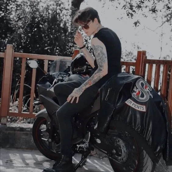 Nam tạo dáng cực cool bên xe máy với tông màu hậu kỳ lạnh, sắc nét