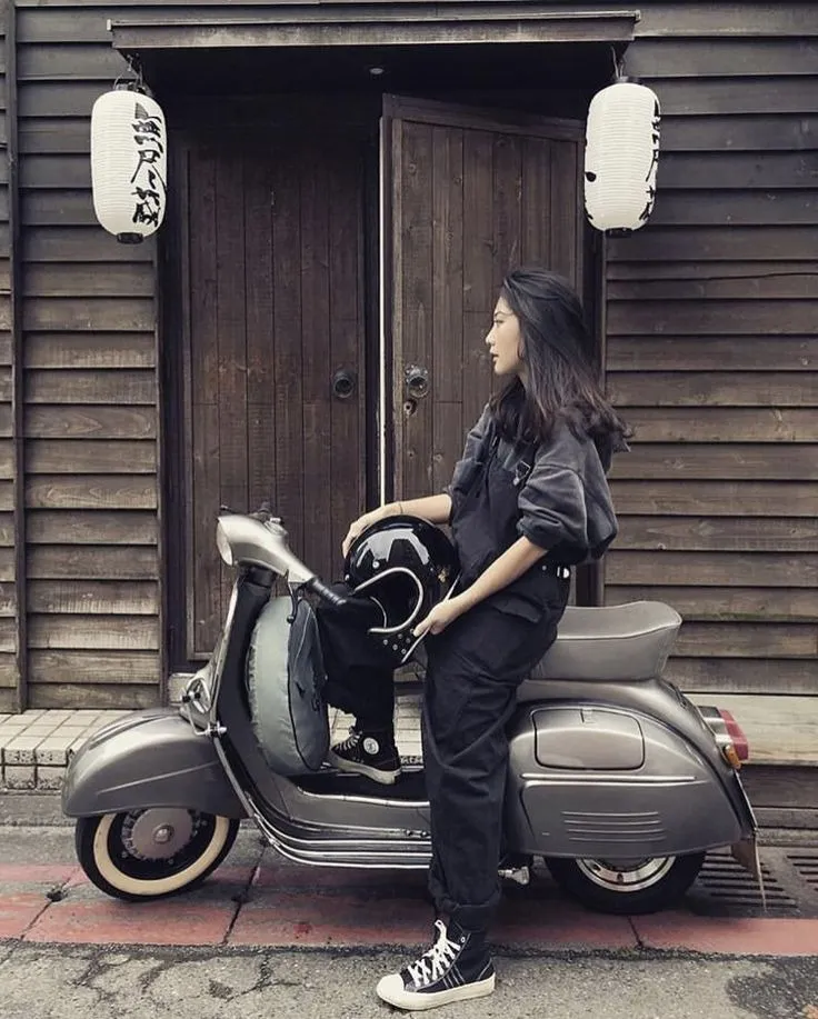 Tạo dáng chụp ảnh ngồi trên xe máy, góc máy tập trung vào chủ thể và xe