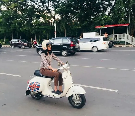 Tạo dáng high khi xe đang di chuyển, bắt trọn khung cảnh tuyệt đẹp