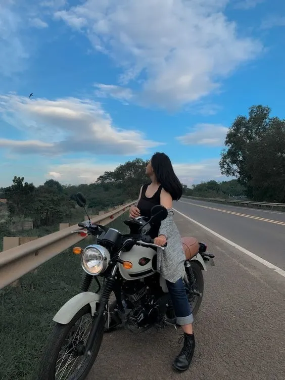 Bạn nữ ngồi trên yên xe PKL với trang phục đen, nhìn xa xăm đầy cá tính