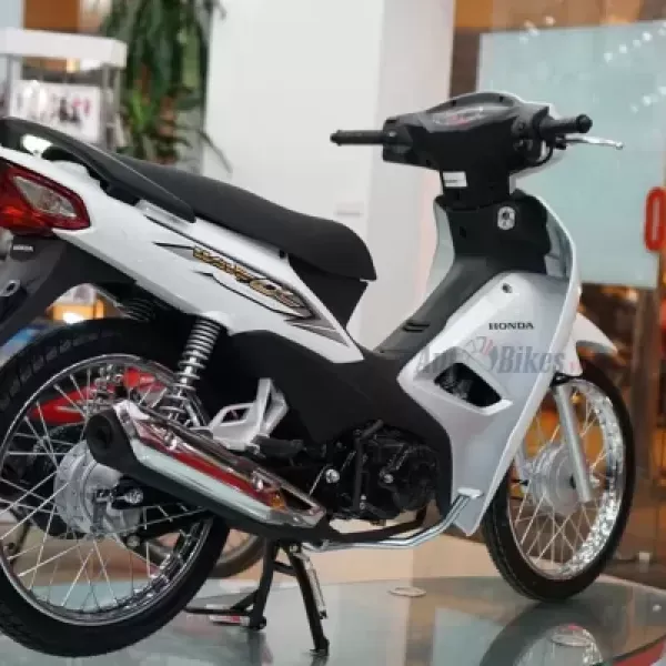 Kiểm tra và hoàn thiện lớp tem trùm xe Wave Alpha sau khi dán decal