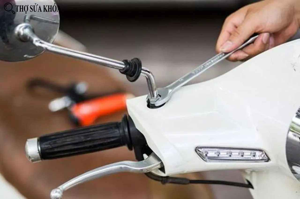 Thao tác cách tháo gương xe máy Vision bằng tay hoặc cờ lê
